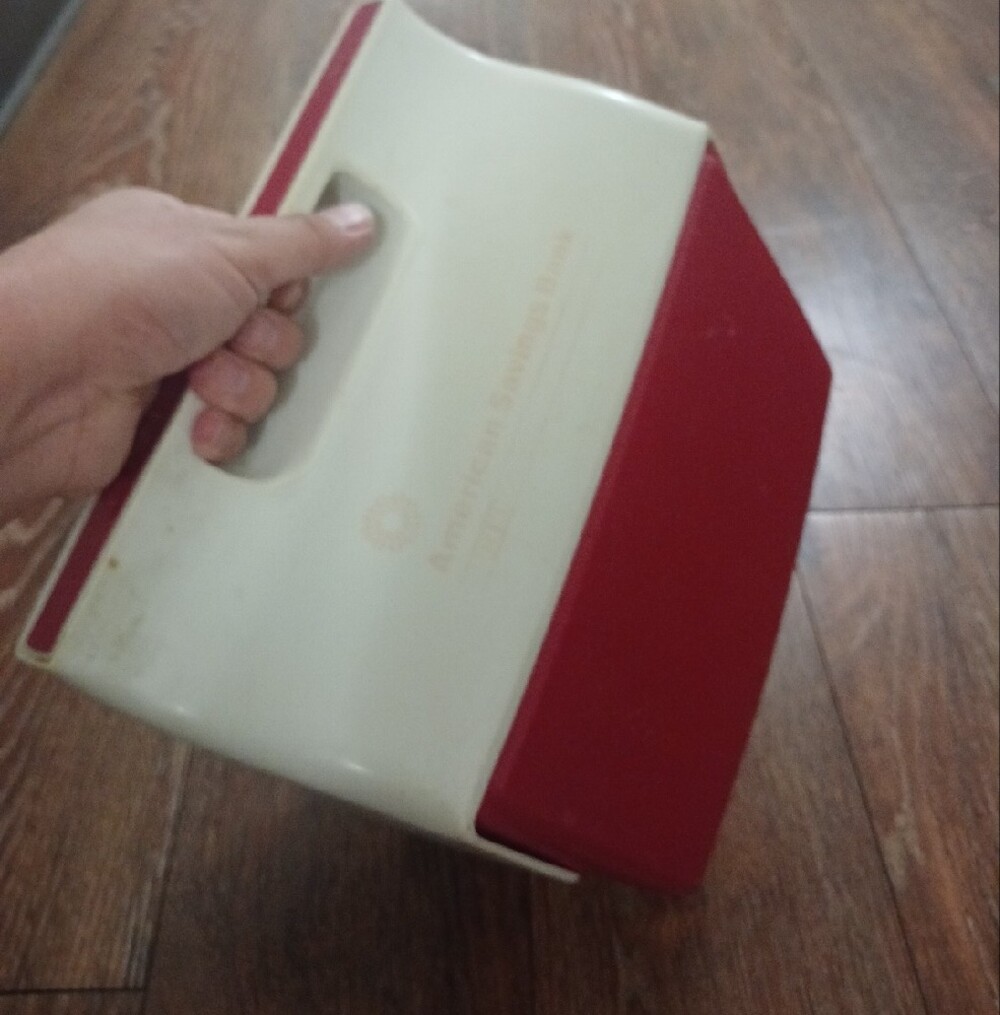Igloo Red and White Retro Cooler - Picture 10 of 10